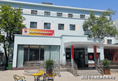 床头设置人脸识别智能终端；单月费9000—1200